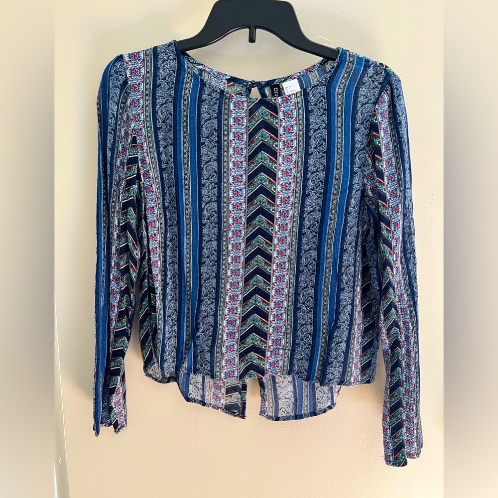 H&M NWT Blue Paisley High-Low Blouse with buttons down the back Size 4